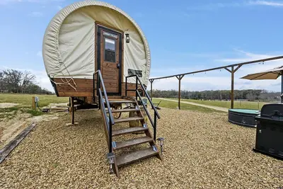 Image de Texas Glamping near Murchison: Charming Wagon Rental Perfect for a Romantic Getaway