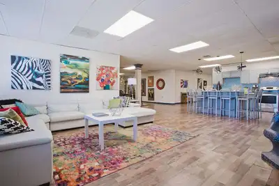 Image de Huge 5000 sqft condo 2 blocks Beale, 10 beds, 2king 8queen, 3 bath, parking lot