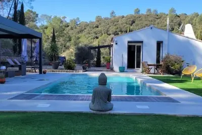 Image de Villa moderne avec piscine et vue sur les collines varoises.