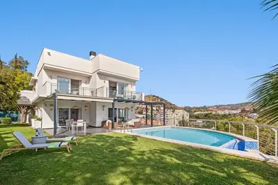 Image de Villa Sancha exceptional in the most exclusive area of the capital, beach and city.