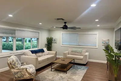 Image de 3-bedroom house in charming Greenacres with large covered patio