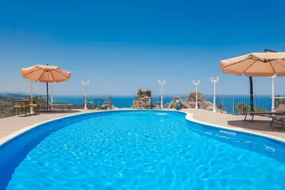 Image de Villa Caterina is situated on a rock and surrounded by extensive countryside. Wooden ceilings, stone walls and antique Sicilian decorations define the character of this impressive villa. The villa consists of a large living room with a fireplace, a spacio