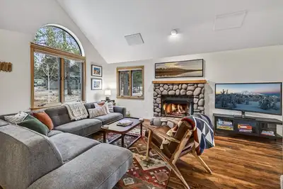 Modern Cabin with Hot Tub, Bikes, Beautiful Views