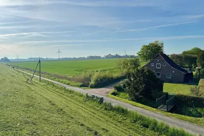 Image de Cozy Friesenhuus with field edge location on the old dike