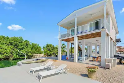 Image de The Salty Coconut ~ Waterfront ~ Dock ~ Hot Tub