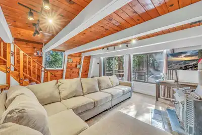 Image de Homewood Haven - Walk to the Lake + Fireplace