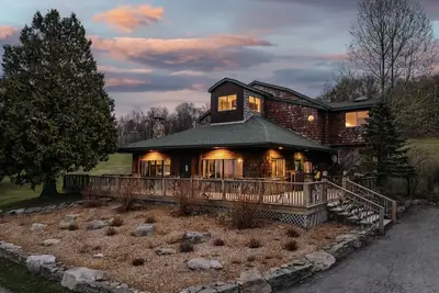 Image de Centrally Located Five Bedroom House! Steps from Golf, Restaurant, and Bar!