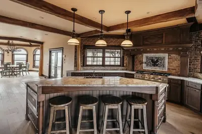 Image de Spectacular Mountain Getaway / 6 Bedroom Home with Studio and Panoramic Views