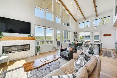 Image de Luxury Home with Mountain Views + Hot Tub