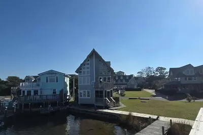 Image de Cv9a: Waterfront One-Bedroom Villa with Loft and Sun deck.