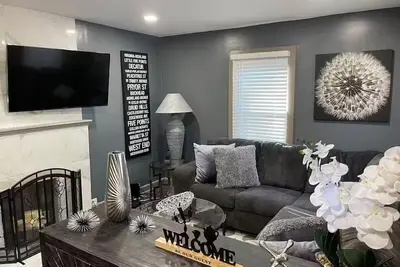 Image de The Bungalow! Newly Renovated with outside smoking areas