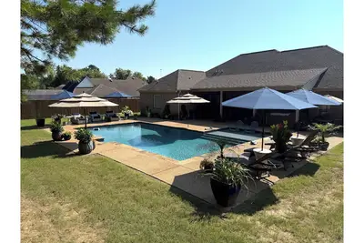 Image de 4br Retreat: Heated Pool, Hot Tub & Pool Hall – 3 mi to Ole Miss & Oxford Square