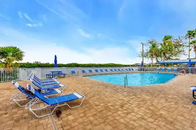 Sunset Suite - Private Balcony, Gym & Pool!