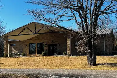 Image de The Oaks, a stunning 2-bedroom 2-bath home on 3 private acres in Granbury