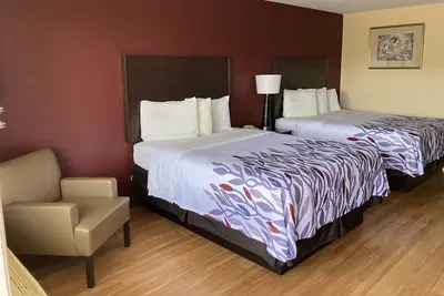 Inviting Space w/ Two Queen Beds – 3 Mins to Bradley Square Mall