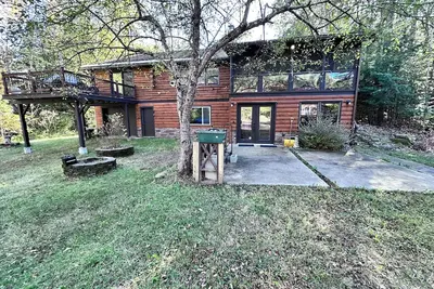 Image de Tremendous 4 bedroom Cabin with Hot Tub in charming Hermit Lake Sanbornton