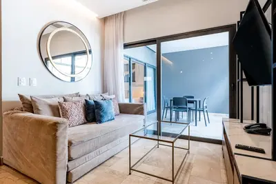 Image de Bright oceanview condo with balcony, high-speed internet & rooftop pool