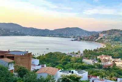 Image de Charming 3-bedroom condo with stunning Zihuatanejo bay views in La Ropa beach