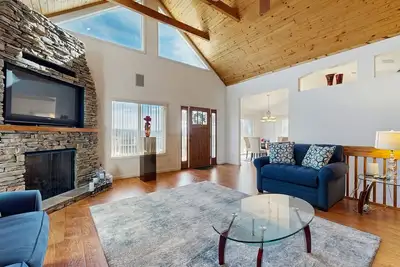 Cozy haven with panoramic Smokey Mountain views - dog friendly!