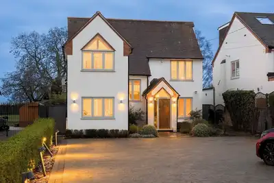 Image de Large & Modern 4 Bed Family Home - Pass the Keys