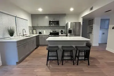 Image de Modern-Chic 4br Getaway — Space, Style & Charm!