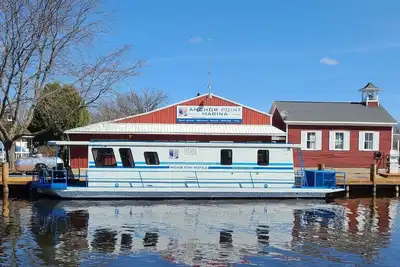 Image de Experience marina life on a 50-foot houseboat in Fremont, Wi!