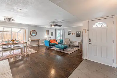 Image de Wonderful 3-bedroom retreat with Foosball, Bbq Grill, Pool, and Covered Patio