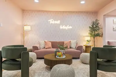 Image de Spacious Family Home by Disney Knott’s - Family Friendly - Big Yard + Game room