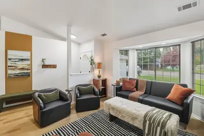 Image de Forest Homes Retreat – Mid-Century Modern Comfort in the Heart of Redding