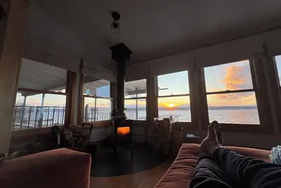 Image de Cozy and Private Lakefront Cottage No Road Between You And The Lake!