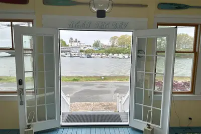 Image de Waterfront home with Game Room, Kayaks, near beach