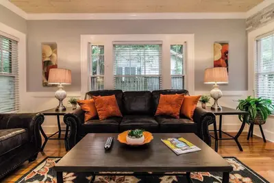 Image de Lake Morton Historical District Home w/ King Bed