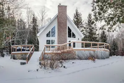 Image de Private Lakefront Cottage - Sleeps 8