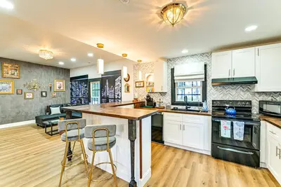 Image de New listing by owner Unique downtown Cornelius walk to everything, Karaoke fun！