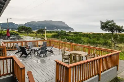 Image de Beachfront Home with Sweeping Ocean Views, Large Deck, and Direct Access to the Seaside Promenade