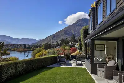 Image de Perfect on the Peninsula with Lake View and Hot Tub