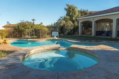 Image de Huge 6br Home w/Pool - Near the Strip and Airport