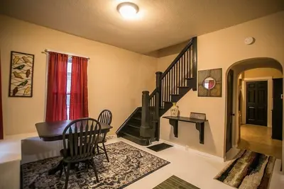 Image de Vintage On Vine - Central 1940's Charming Bungalow