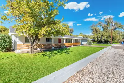 Image de Encanto - 1 Mile to Asu/Downtown, Hot Tub, Dogs Okay, Family Friendly