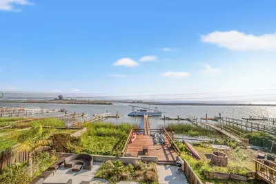 Napa Villa • Waterfront • Near Wineries