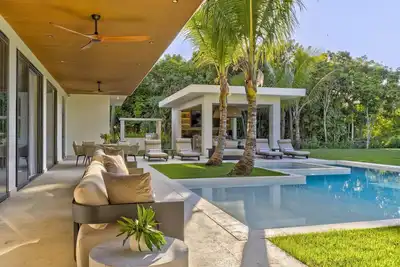 Image de Hacienda A25 – A Spacious Tropical Charm Haven