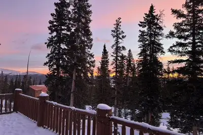 Image de Cozy Family Cabin Nestled in Forest with Mountain Views