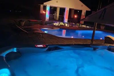 Image de Luxurious 5-bedroom house in serene Eagle with sauna, pool, and fitness room.