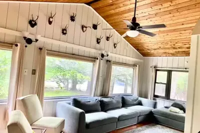 Image de Waterfront home with private fishing pier in the Poconos, Pennsylvania