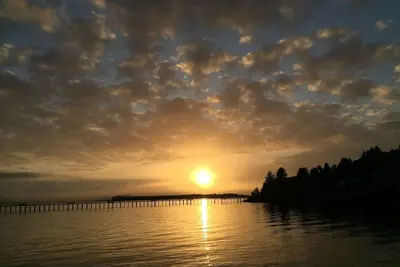 Image de Garibaldi's Best! Sleeps 10 on the shore of Tillamook Bay!