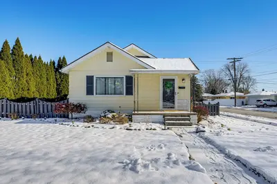 Image de Clawson Home w/ Garage: Walk to Stores & Dining