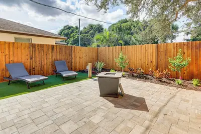 Walk to Parks, Eats & Bars: Stuart Home w/ Patio