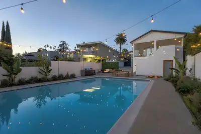 Image de Spacious & Remodeled 4-bedroom house in a quite Glendale neighborhood.