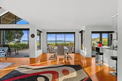 Stunning Beachfront Home - 15 minutes to Clevedon