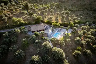 Image de VVilla Cosentino is an enchanting retreat immersed in the Mediterranean nature of Sicily, where peace, privacy and authenticity come together. Surrounded by centuries-old olive trees, fruit trees and breathtaking sea views, this villa is the ideal place